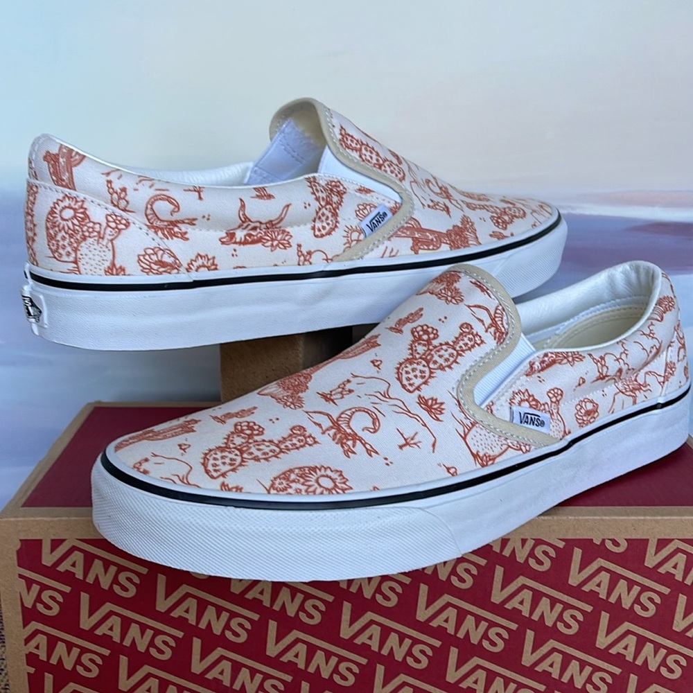 Vans Men’s Classic Slip-On 
Desert Vibes Turtledove/Tr Wht
VN0A5JLX8NL
Sneakers - Picture 9 of 16